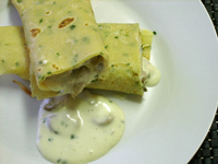 Gefüllte Pfannkuchen mit Champignonsrahmsauce